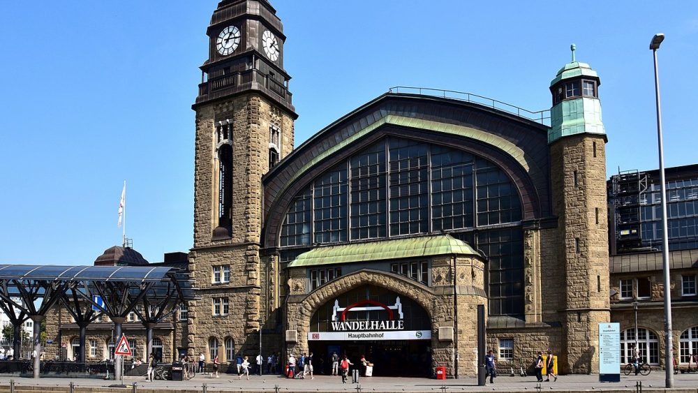 View of the entrance to the Wandelhalle, Hamburg Hauptbahnhof. Photo: Wikimedia Commons.