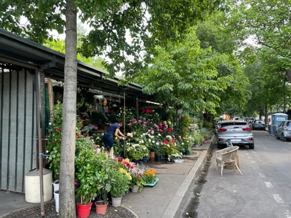 Street with flower shop in Paris. Photo Amanda Elgh. 